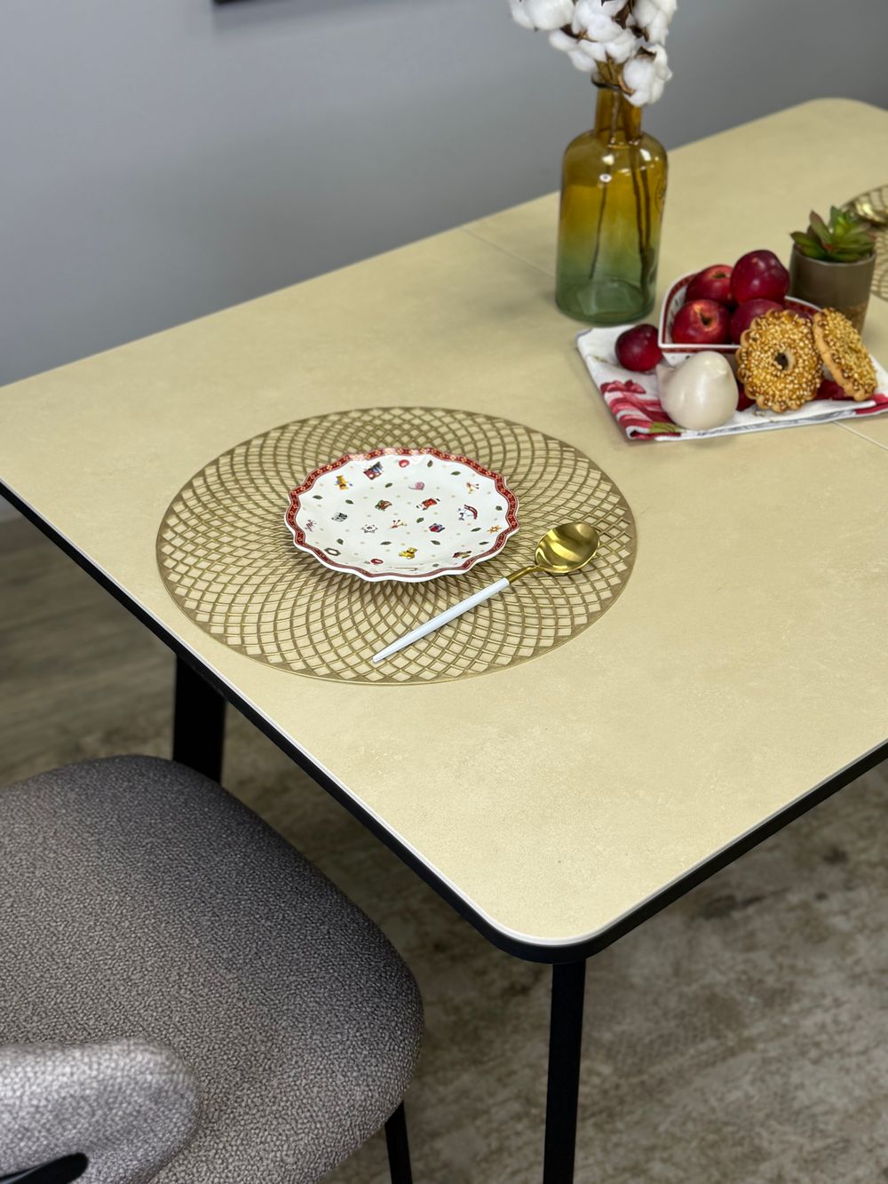 Стол KENNER AK900 черный/OKARA LIGHT YELLOW