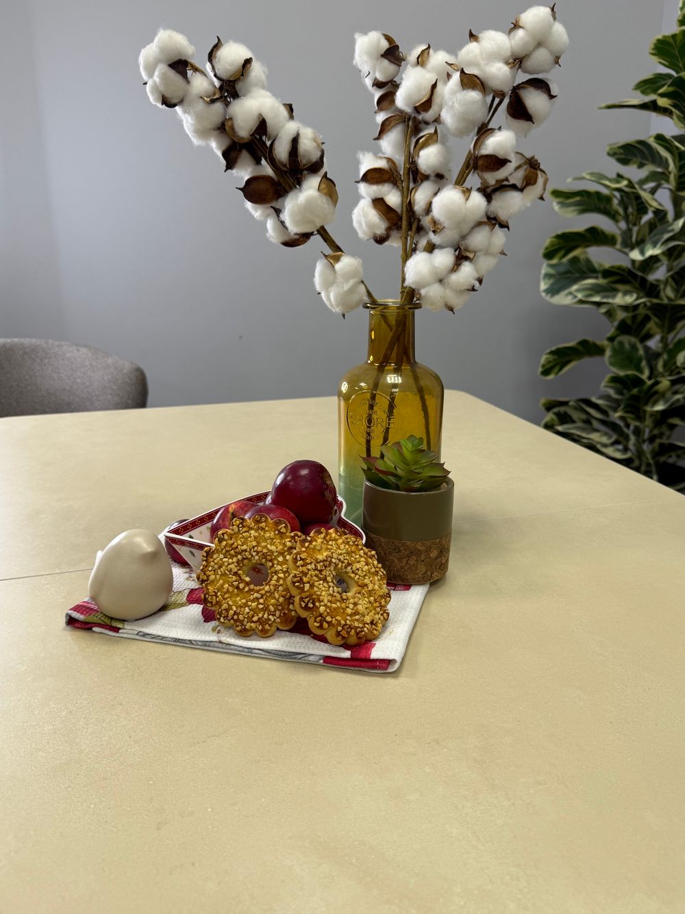 Стол KENNER AK900 черный/OKARA LIGHT YELLOW